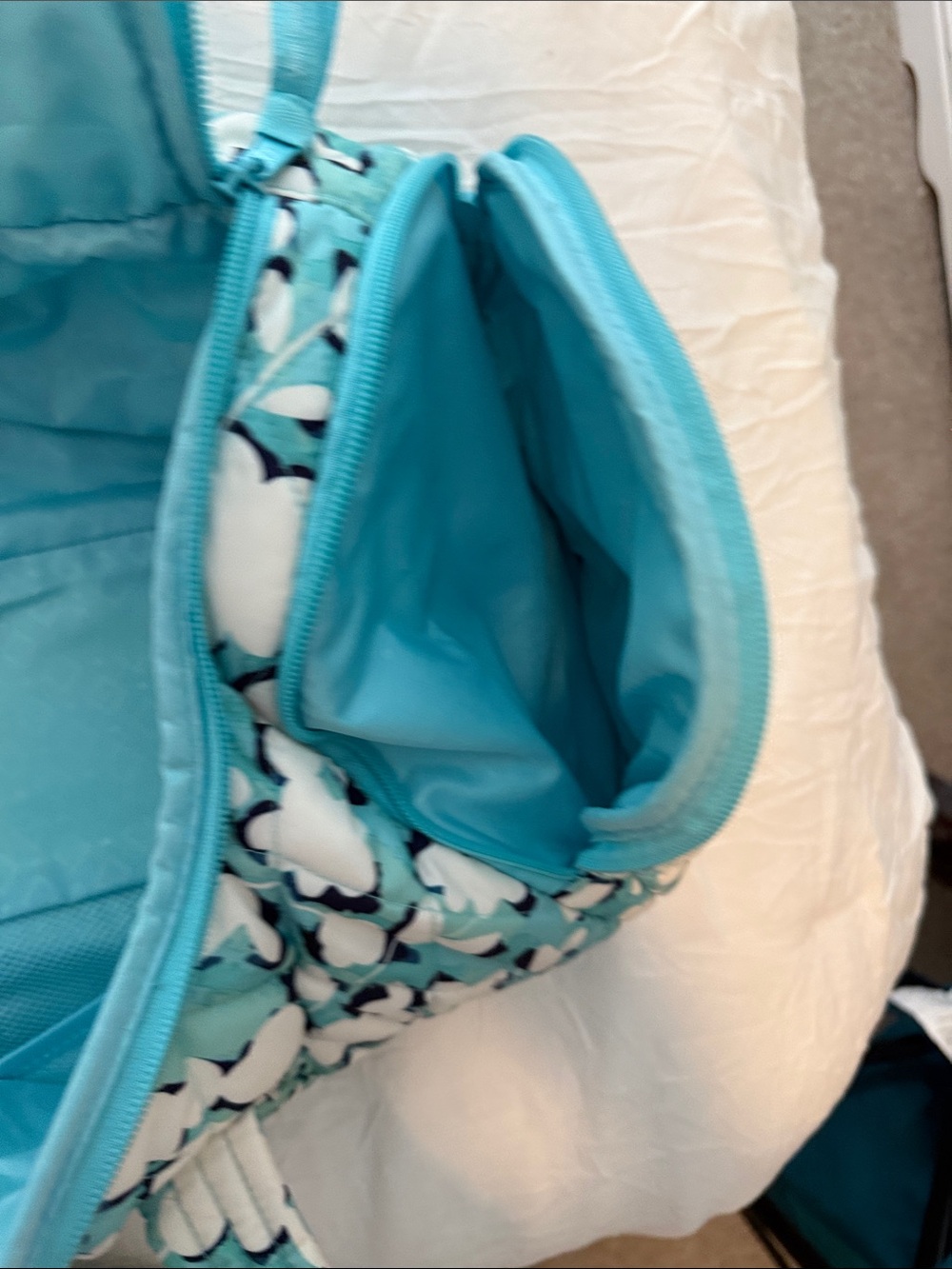 Vera Bradley ultralight, active duffel in cut vines cool - Picture 6 of 7